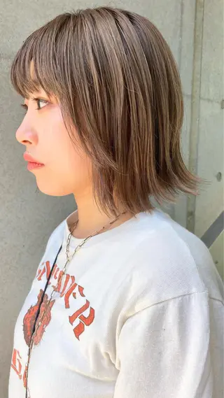 ミディアム カラー 顔まわりレイヤー デザインカットのヘアスタイル