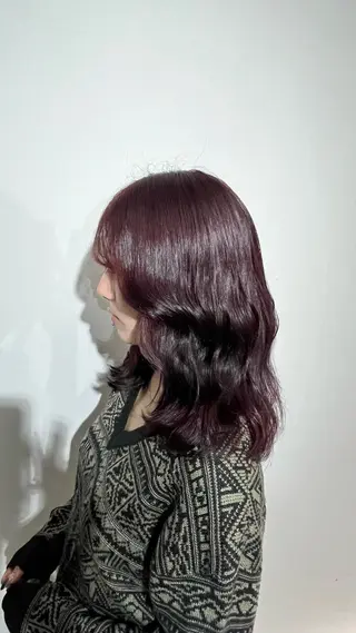 カラー ニトウ レイナのヘアスタイル