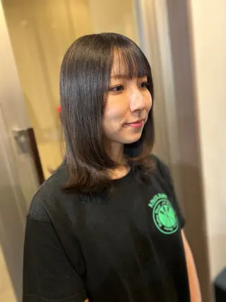 ミディアム Reina .のヘアスタイル