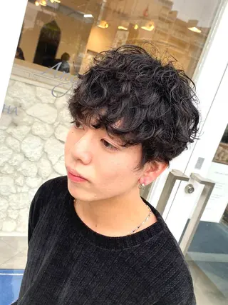 ショート パーマ メンズ 饒平名 知也のヘアスタイル