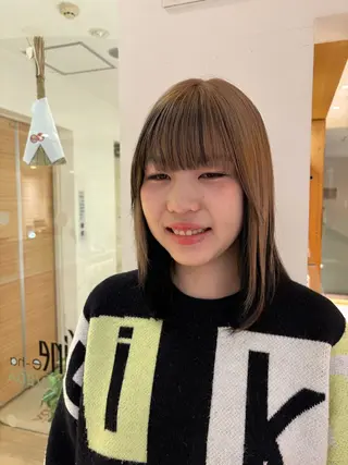 セミロング カラー タケダ ホノカのヘアスタイル