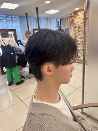 メンズ メンズ特化シャドウパ ーマラウンドマッシュのヘアスタイル