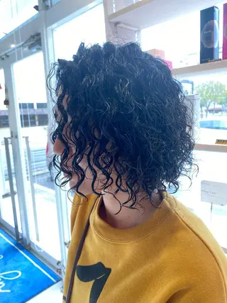 ミディアム パーマ 饒平名 知也のヘアスタイル