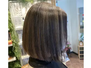 ミディアム あやかショート 白髪ぼかしのヘアスタイル