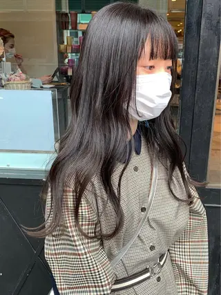 ロング SAKINO． ベージュカラーのヘアスタイル