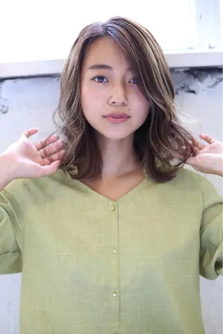 セミロング カラー パーマ 野崎 ひかりのヘアスタイル