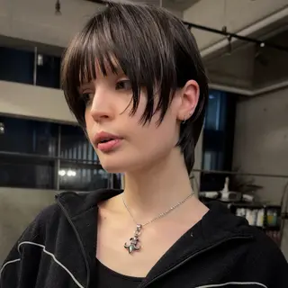 ショート ウルフ/レイヤー/ ブリーチカラーのヘアスタイル
