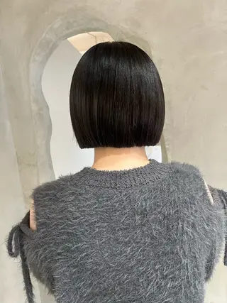 ミディアム 切りっぱなしボブ/ 艶カラー/綾莉のヘアスタイル