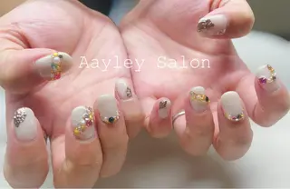 ミディアム Aayley アイリ―サロンのネイルデザイン