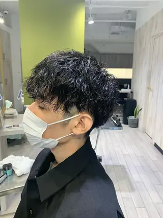 ミディアム パーマ メンズ 岡本 勇輝のヘアスタイル