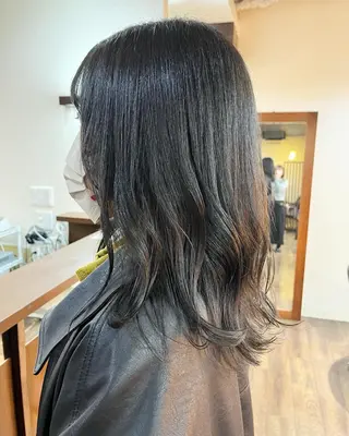 ミディアム トモタニ ミオのヘアスタイル