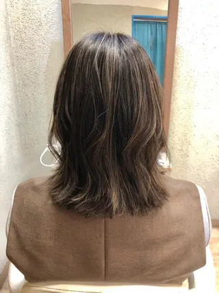 ミディアム カラー 阿部 美咲のヘアスタイル