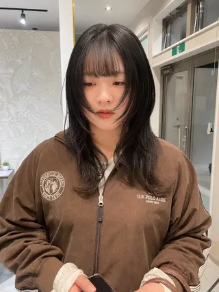 ミディアム moe🥣ﾚｲﾔｰ ｶｯﾄ/透明感ｶﾗｰのヘアスタイル