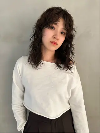 セミロング パーマ 瓜谷 亮磨のヘアスタイル
