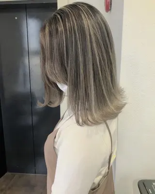 ミディアム カラー mimiiy梅田 中崎町ハイトーンのヘアスタイル