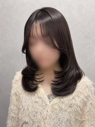 ミディアム maya レイヤーカットのヘアスタイル