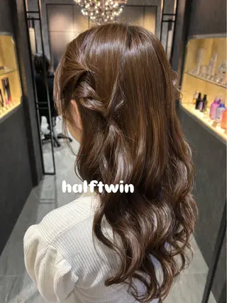 ロング earth ノノカ 柔らかベージュカラーのヘアスタイル