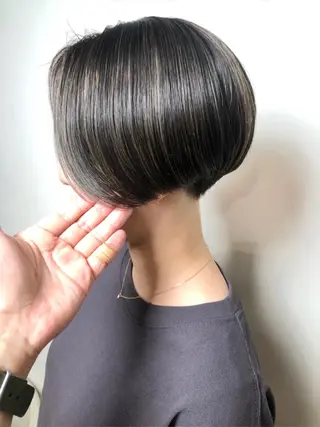 ショート カラー 結べるレイヤーボブ くびれLady表参道のヘアスタイル