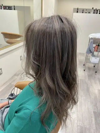 セミロング カラー ワタナベ リリコのヘアスタイル