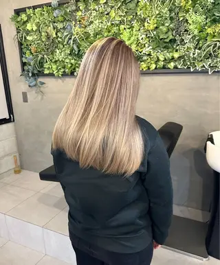 セミロング カラー 森本 笑のヘアスタイル