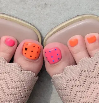 ショート imaichise 🧡💜推しネイルのネイルデザイン