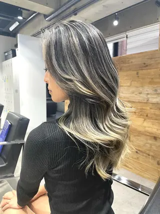 ロング カラー 白髪ぼかしハイライト バレイヤージュヤマトのヘアスタイル