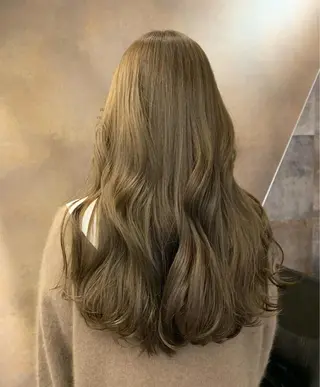 ロング カラー SAKINO． ベージュカラーのヘアスタイル