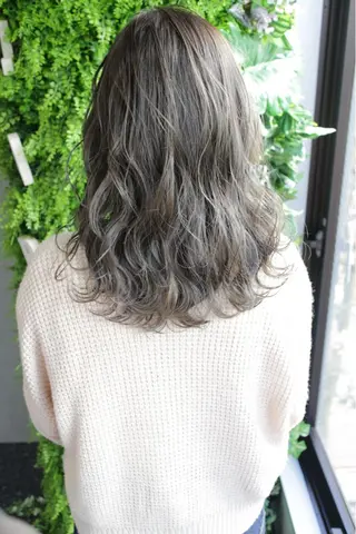 セミロング カラー 吉本 知弘のヘアスタイル