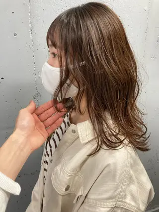 セミロング 顔まわりレイヤー デザインカットのヘアスタイル