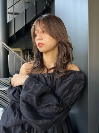 セミロング カラー ミルクティーベージュ ブリーチ 店長 清水のヘアスタイル