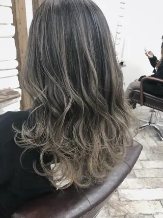 セミロング 艶髪/ハイトーン Sherryのヘアスタイル