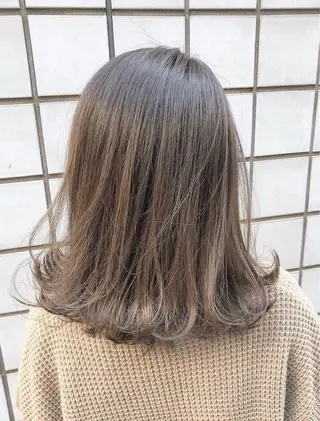 ミディアム カラー レイヤーカット 透明感カラーのヘアスタイル