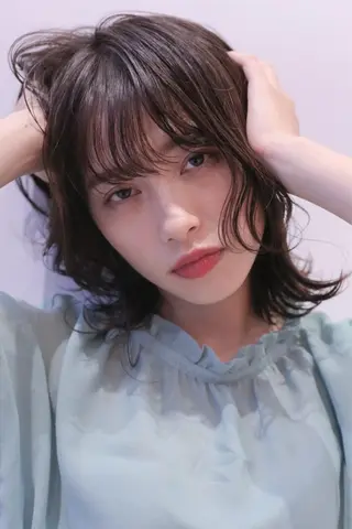 ミディアム & kuのヘアスタイル