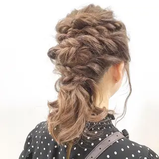 セミロング ヘアアレンジ レイヤーカット✖️ 柔らかベージュカラーのヘアスタイル