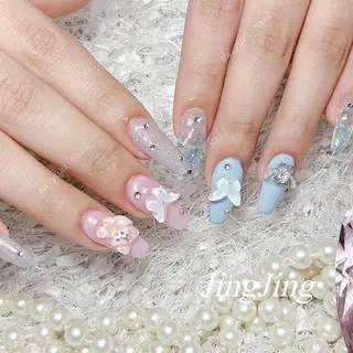 ネイル 🦋 Queenieのネイルデザイン