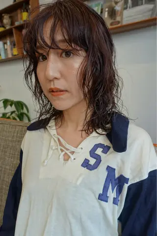 ミディアム カラー パーマ 💓パーマ，💗 レイヤーカットのヘアスタイル
