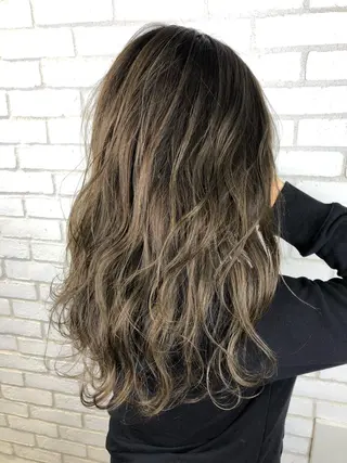 ロング カラー 小島 侑衣のヘアスタイル