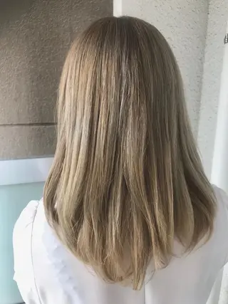 セミロング カラー 岩谷/ブリーチ 🪽透明感カラーのヘアスタイル