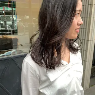 ロング カラー SAKINO． ベージュカラーのヘアスタイル