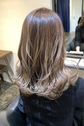 セミロング カラー UMEDA FIGAROのヘアスタイル