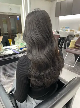 ロング ハイトーン デザインカラーのヘアスタイル