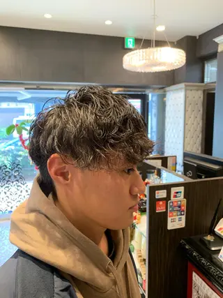 ミディアム パーマ メンズ 岡本 勇輝のヘアスタイル