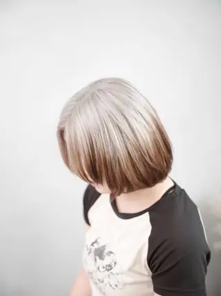 ミディアム カラー 安藤悠里/ハイトーン /デザインカラーのヘアスタイル