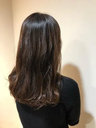 セミロング カラー MIOベージュカラー 柔らかいカラーのヘアスタイル