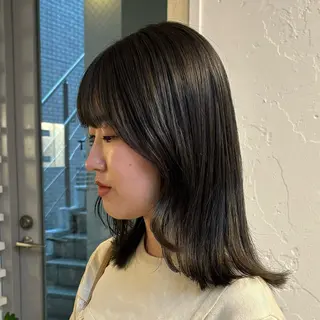 ミディアム カラー mina / 透明感ベージュカラーのヘアスタイル