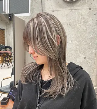 セミロング 🫧ハイライトカラー 🫧 𝓜𝓘𝓤のヘアスタイル