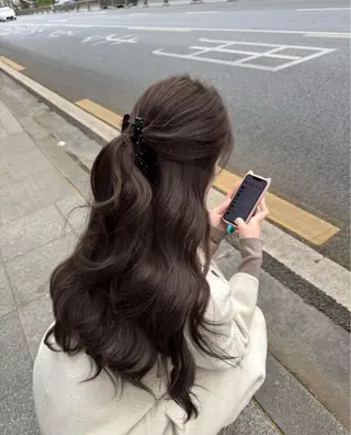 ロング カラー 透明感ベージュ/ レイヤー縮毛矯正のヘアスタイル