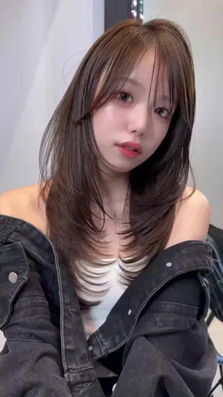 ロング カラー レイヤーカット 透明感カラーのヘアスタイル