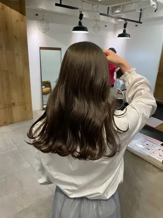 セミロング 盛れる透明感カラー・ momokaのヘアスタイル