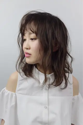 ミディアム 佐山 眞紀のヘアスタイル